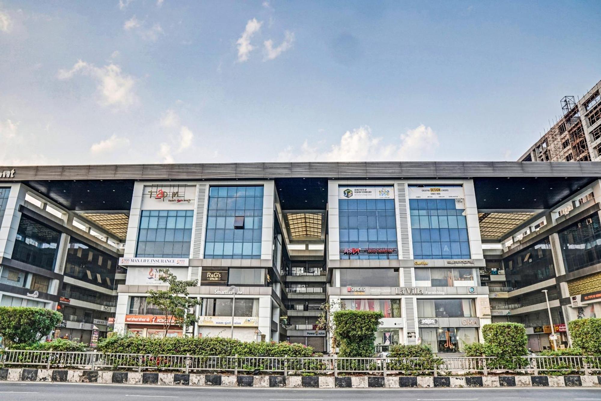 Capital O 84670 Hotel Sigma Inn Surat Exterior foto