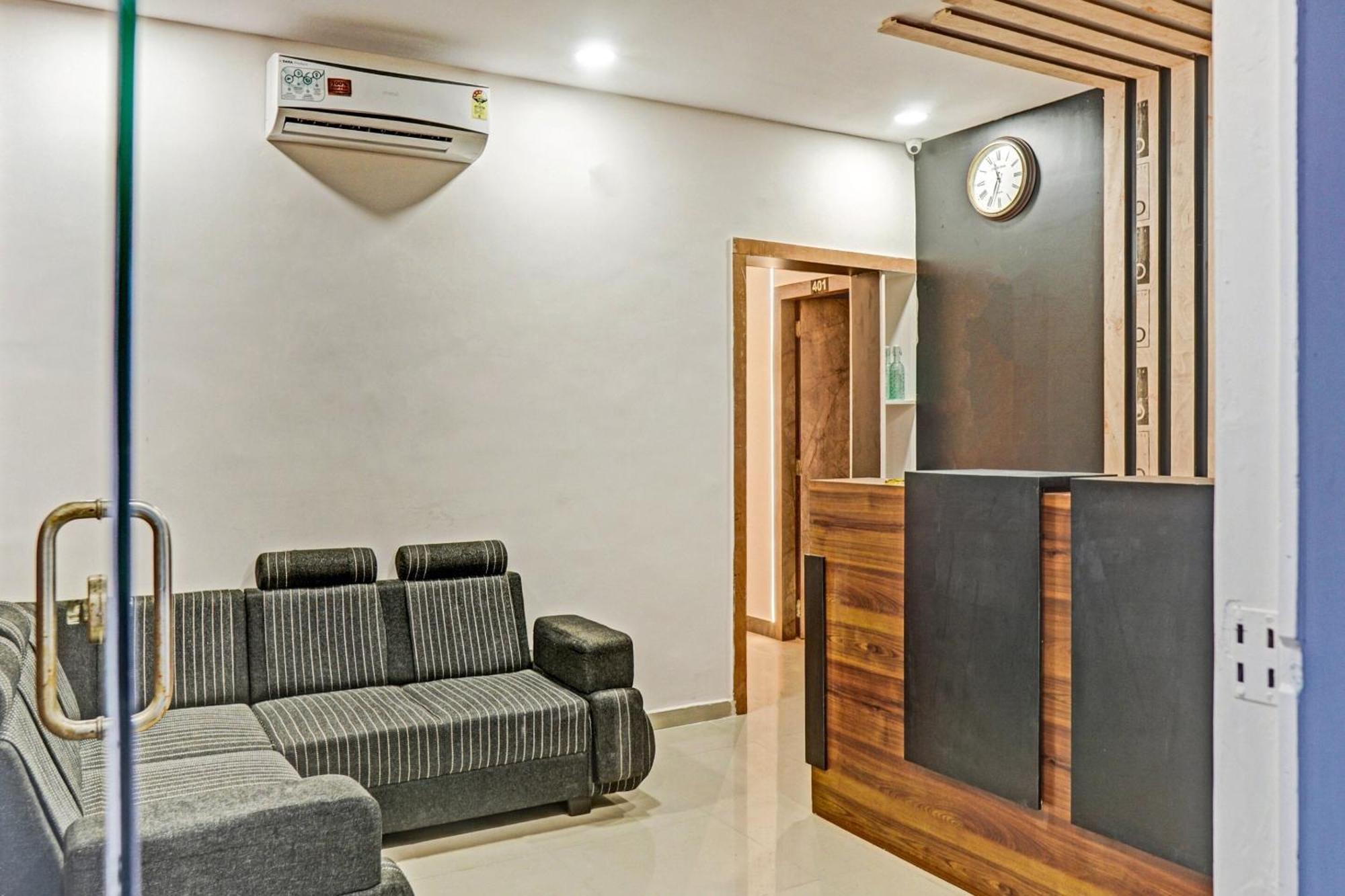 Capital O 84670 Hotel Sigma Inn Surat Exterior foto