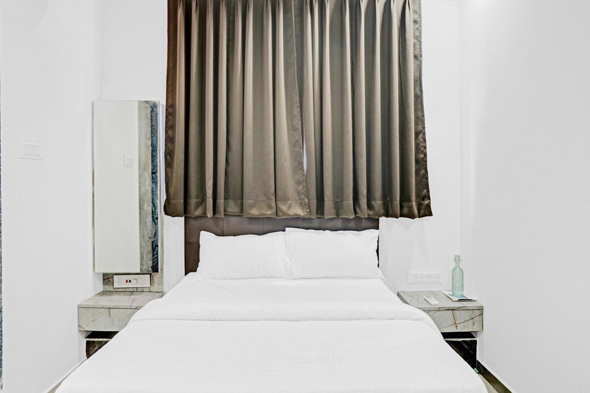 Capital O 84670 Hotel Sigma Inn Surat Exterior foto