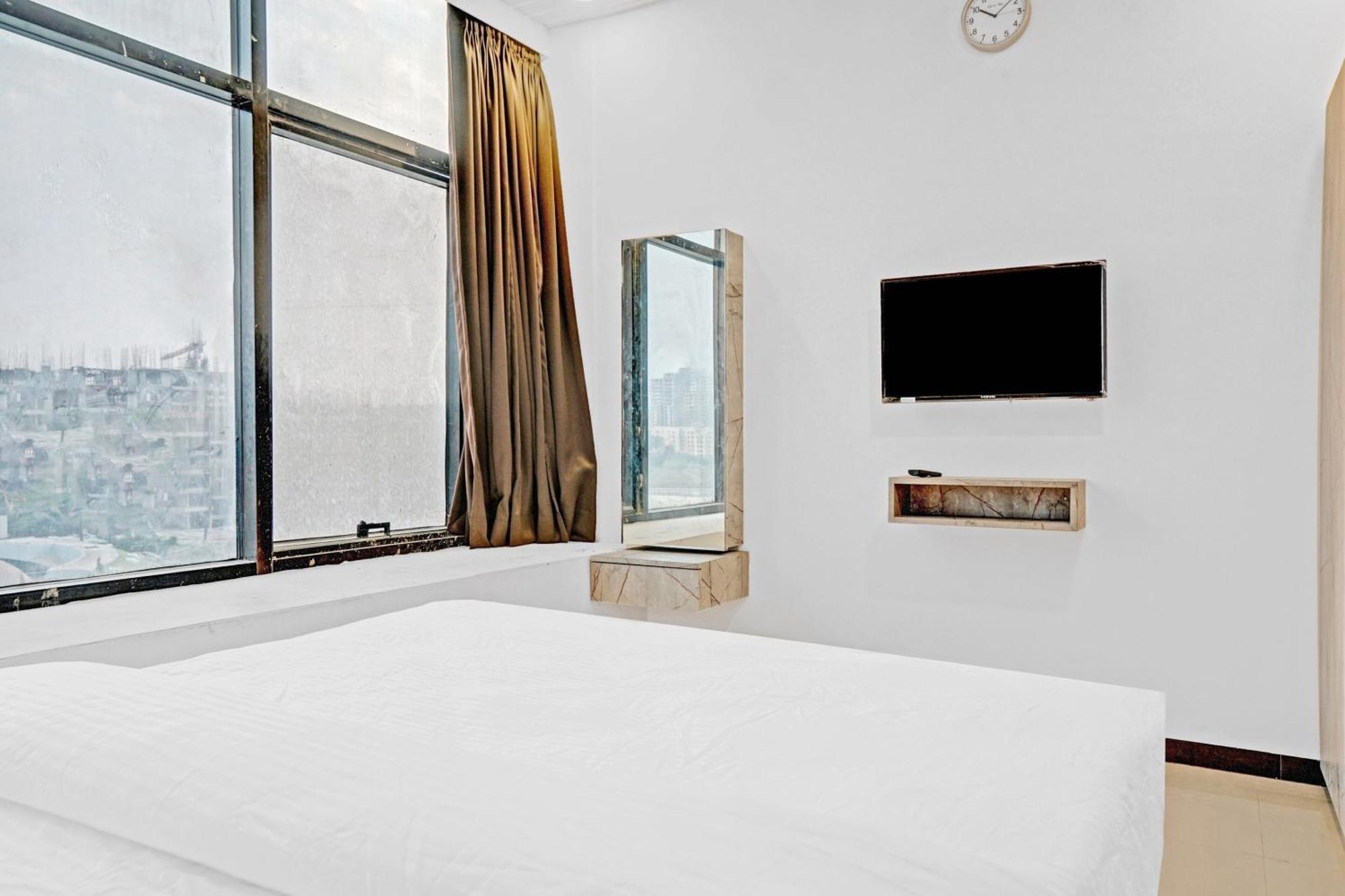 Capital O 84670 Hotel Sigma Inn Surat Exterior foto