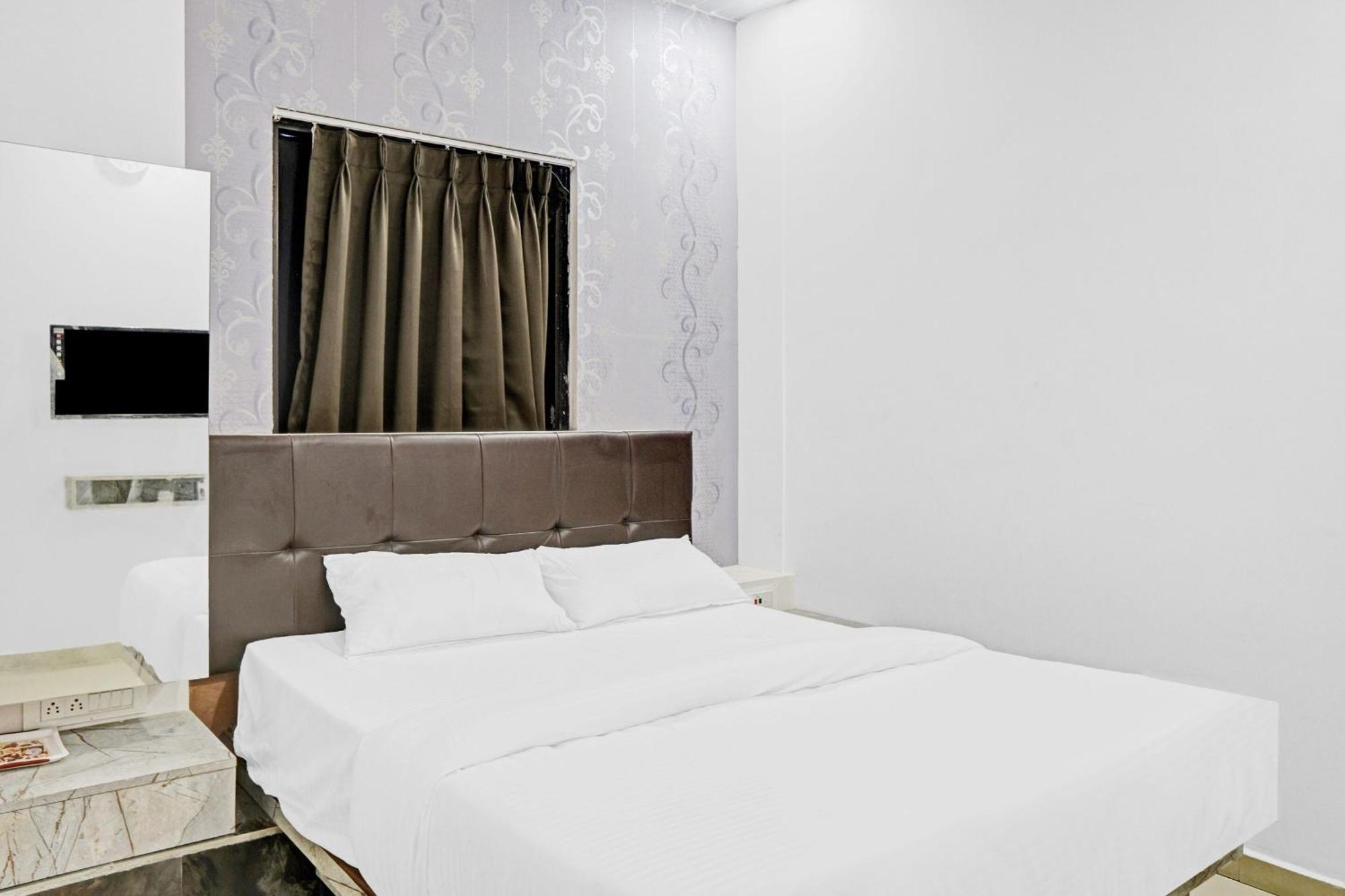 Capital O 84670 Hotel Sigma Inn Surat Exterior foto
