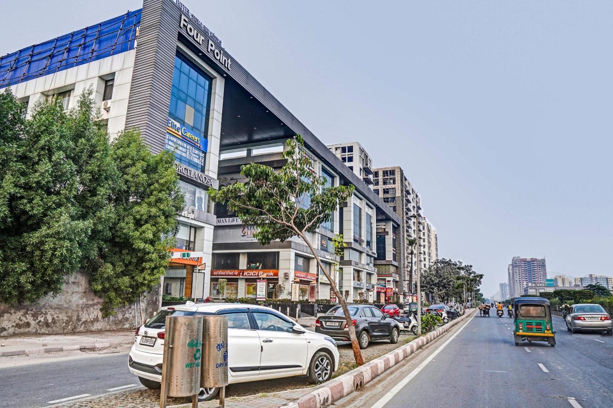 Capital O 84670 Hotel Sigma Inn Surat Exterior foto