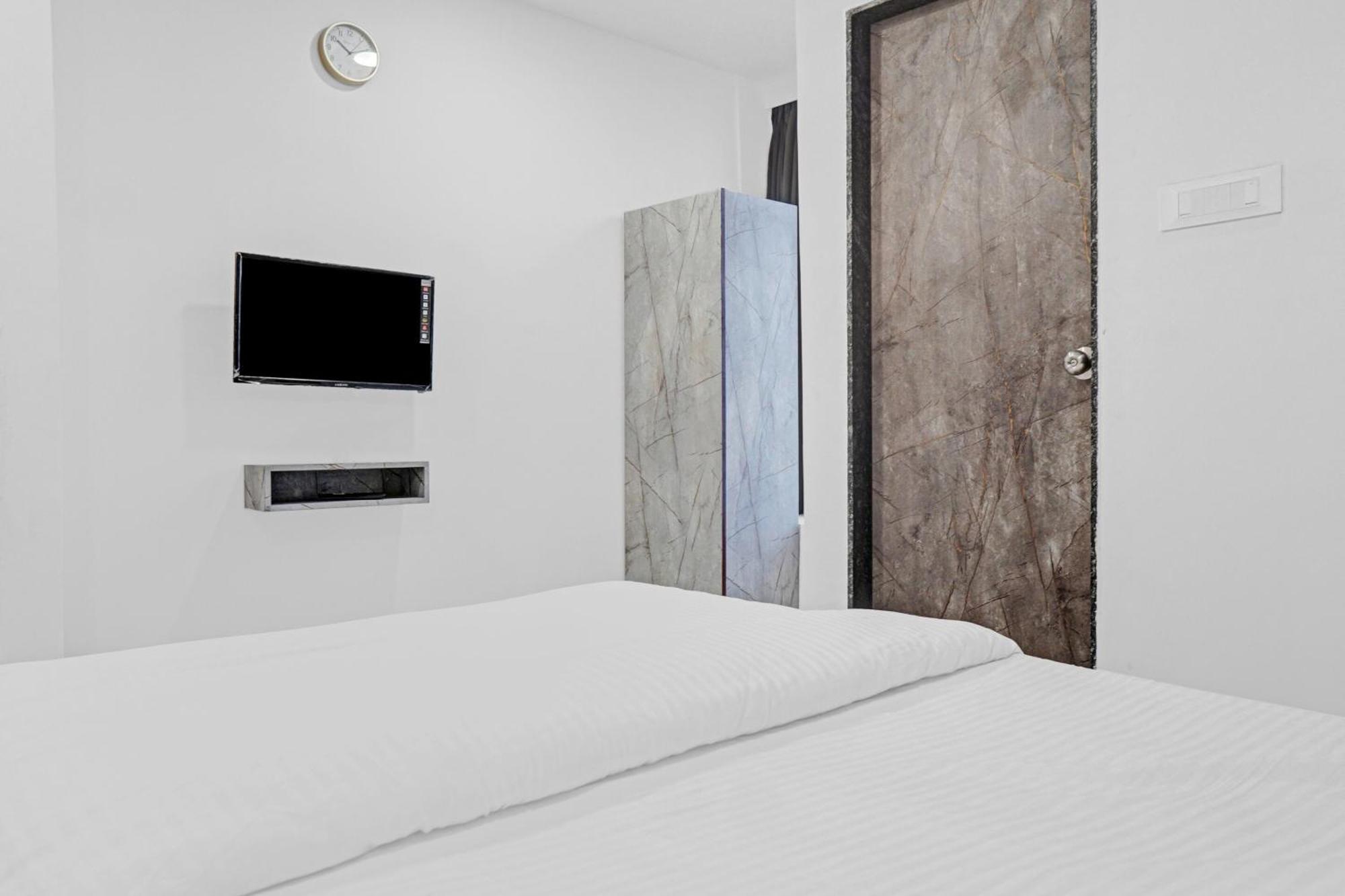 Capital O 84670 Hotel Sigma Inn Surat Exterior foto