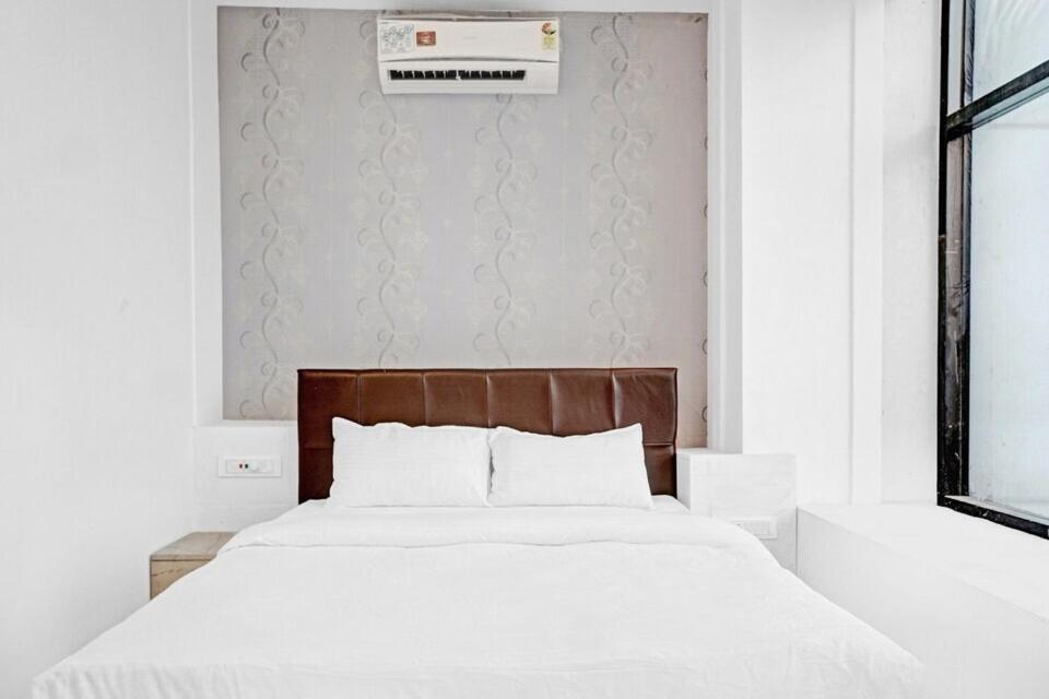 Capital O 84670 Hotel Sigma Inn Surat Exterior foto